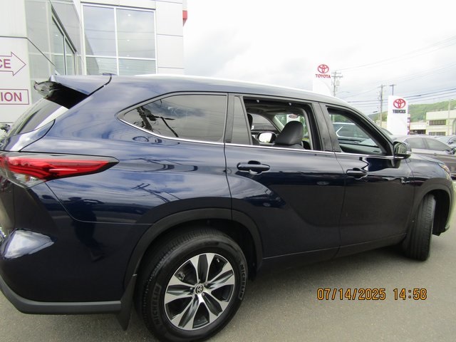 used 2022 Toyota Highlander car, priced at $37,999