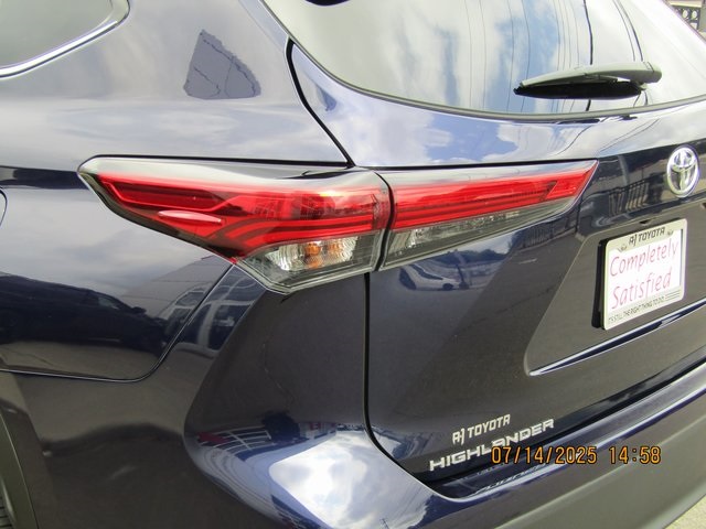 used 2022 Toyota Highlander car, priced at $37,999