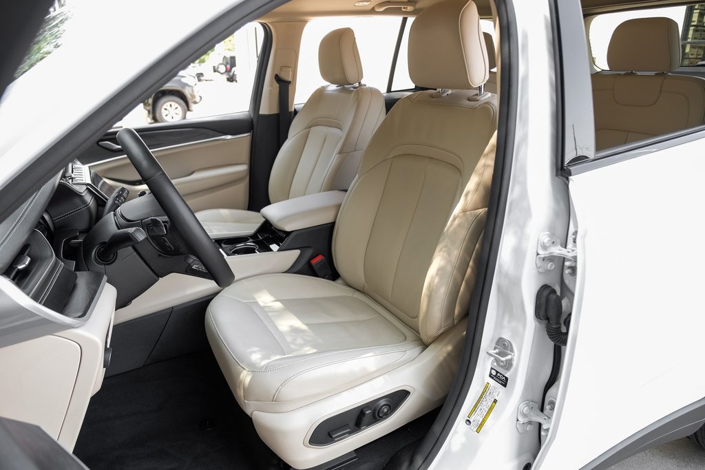 used 2022 Jeep Grand Cherokee car, priced at $31,690