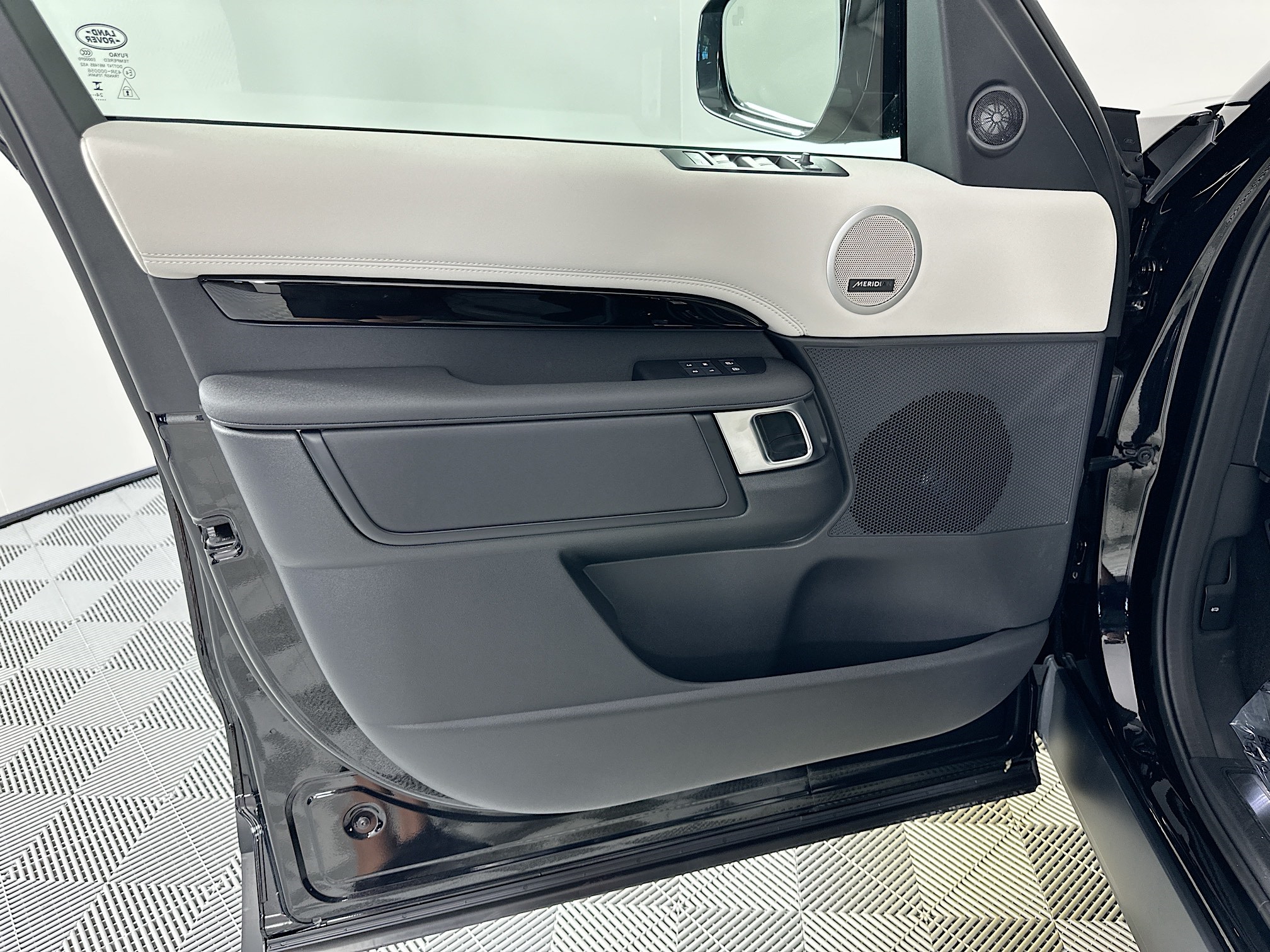 used 2025 Land Rover Discovery car, priced at $67,628