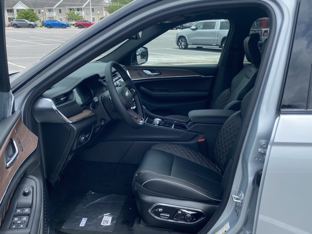 new 2025 Jeep Grand Cherokee car, priced at $53,847