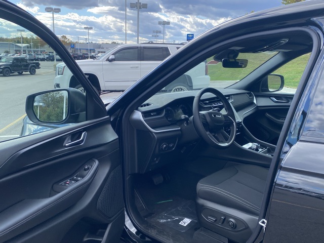 new 2025 Jeep Grand Cherokee car, priced at $36,997