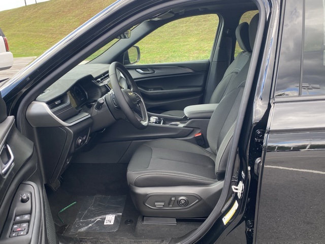 new 2025 Jeep Grand Cherokee car, priced at $36,997