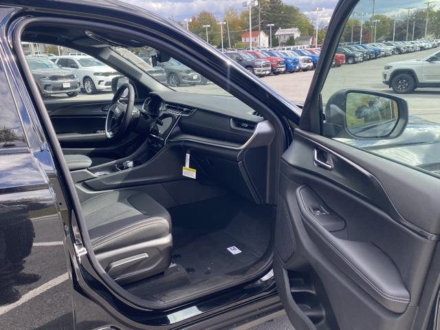 new 2025 Jeep Grand Cherokee car, priced at $36,997