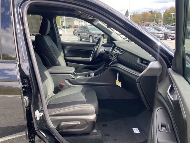 new 2025 Jeep Grand Cherokee car, priced at $36,997