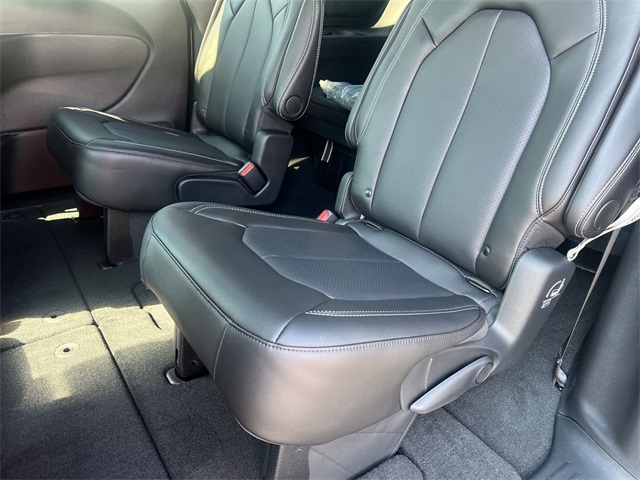 new 2025 Chrysler Pacifica car, priced at $41,452