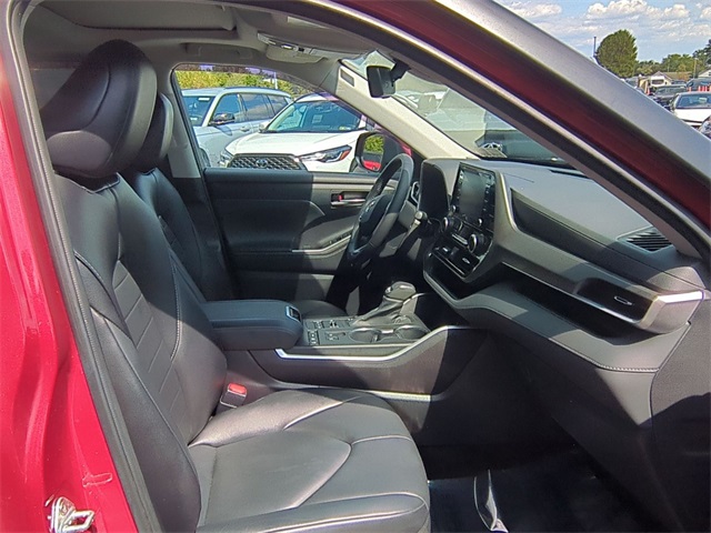 used 2021 Toyota Highlander car, priced at $32,811