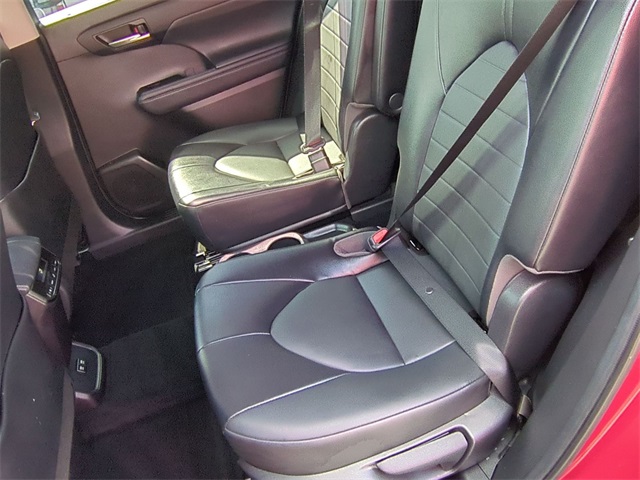 used 2021 Toyota Highlander car, priced at $32,811
