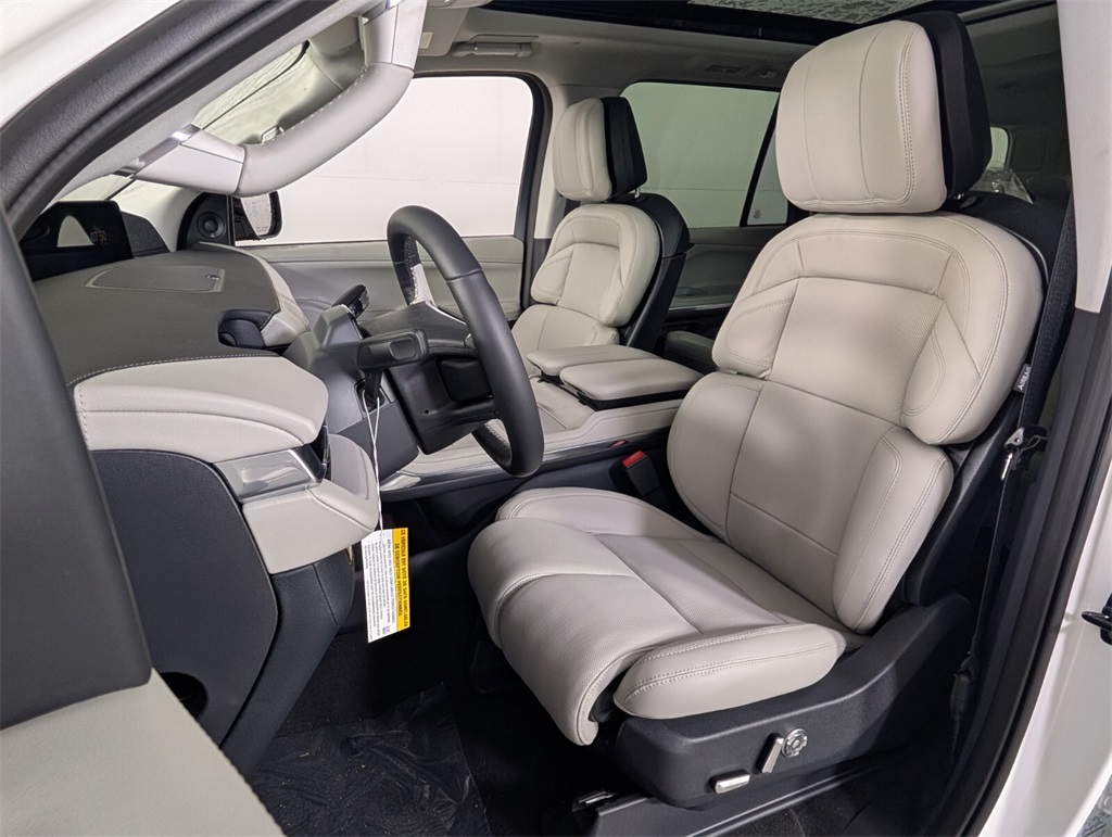 new 2025 Lincoln Navigator car, priced at $102,985
