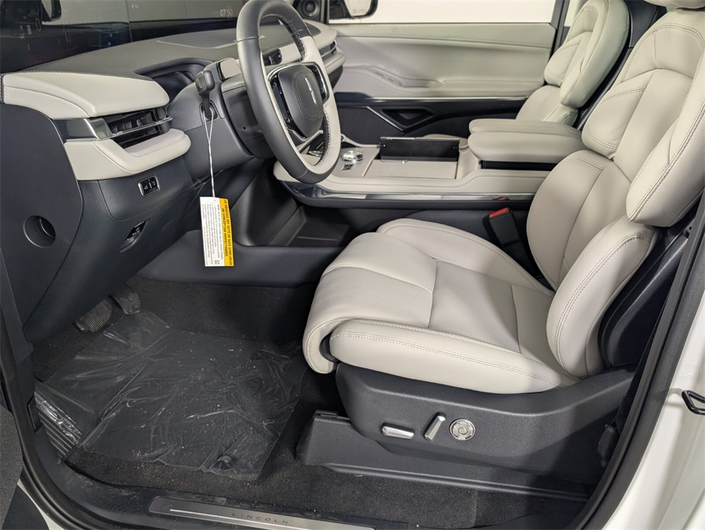 new 2025 Lincoln Navigator car, priced at $102,985