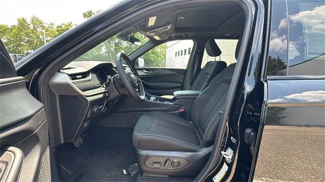 new 2025 Jeep Grand Cherokee car, priced at $42,848