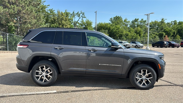 new 2025 Jeep Grand Cherokee car, priced at $45,025