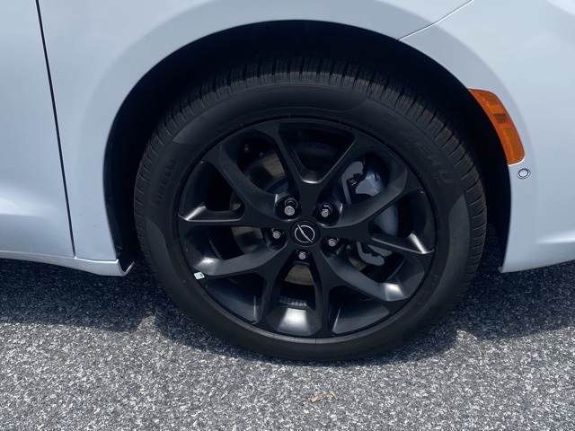 new 2025 Chrysler Pacifica car, priced at $48,778