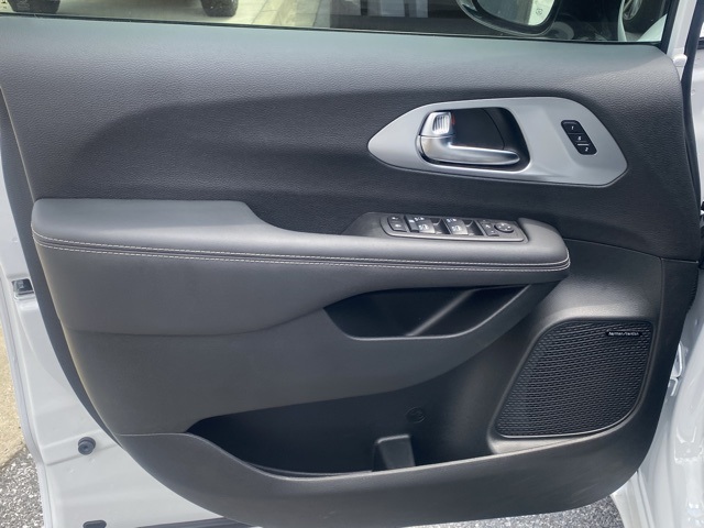 new 2025 Chrysler Pacifica car, priced at $48,778