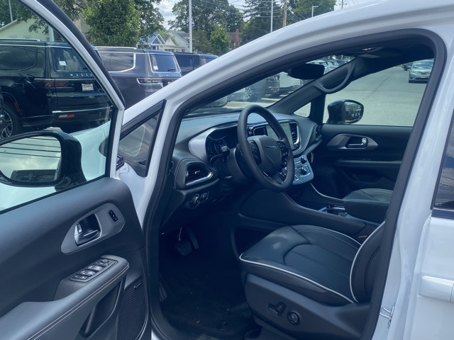 new 2025 Chrysler Pacifica car, priced at $48,778