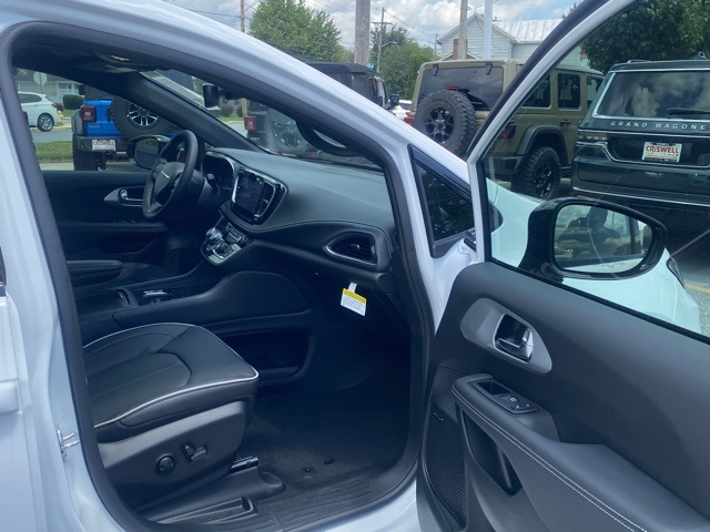new 2025 Chrysler Pacifica car, priced at $48,778