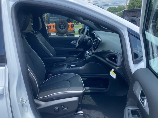 new 2025 Chrysler Pacifica car, priced at $48,778