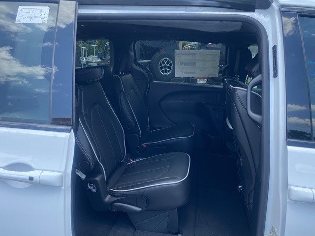 new 2025 Chrysler Pacifica car, priced at $48,778