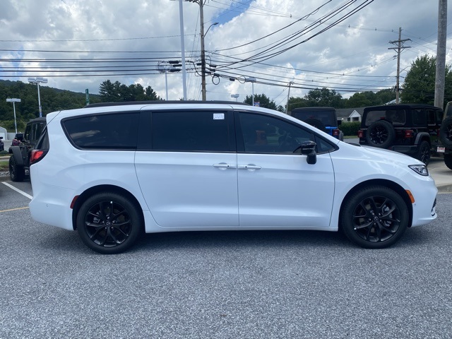 new 2025 Chrysler Pacifica car, priced at $48,778