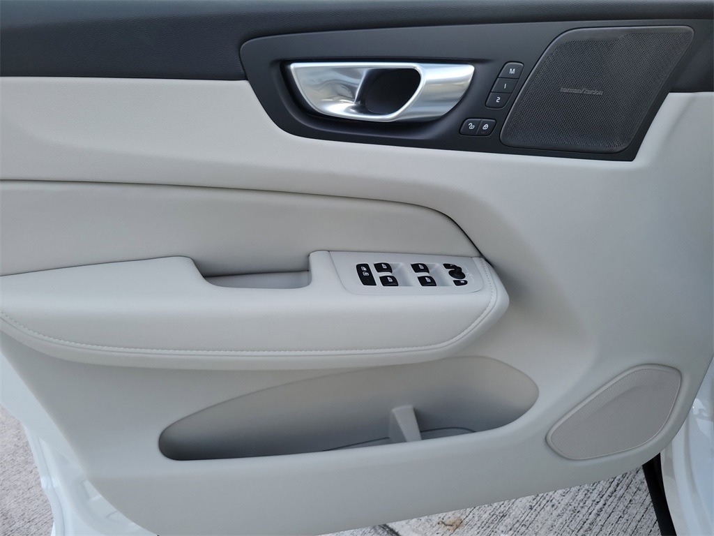 new 2026 Volvo XC60 car, priced at $60,025