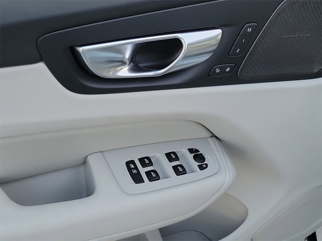 new 2026 Volvo XC60 car, priced at $60,025