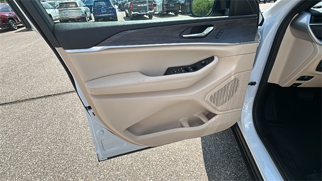 new 2025 Jeep Grand Cherokee car, priced at $44,494