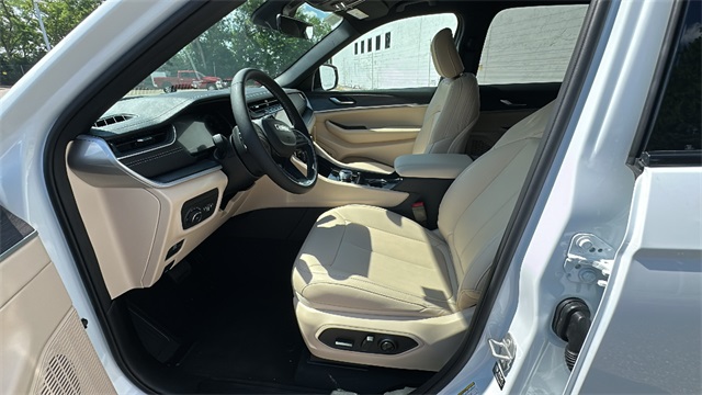 new 2025 Jeep Grand Cherokee car, priced at $44,494