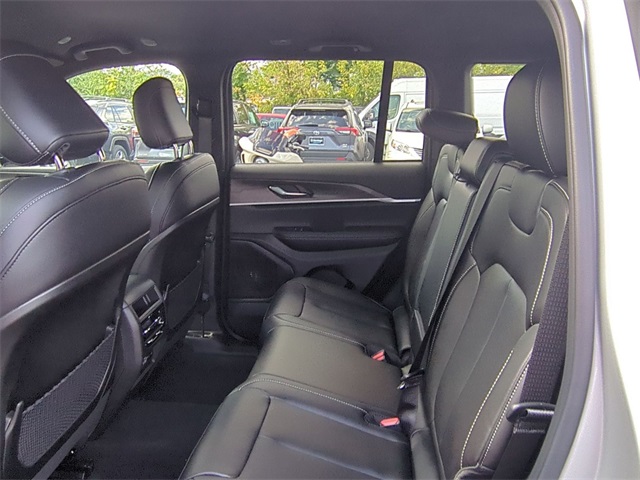 new 2025 Jeep Grand Cherokee car, priced at $40,195