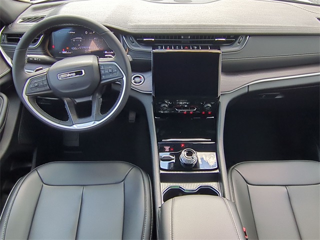 new 2025 Jeep Grand Cherokee car, priced at $40,195