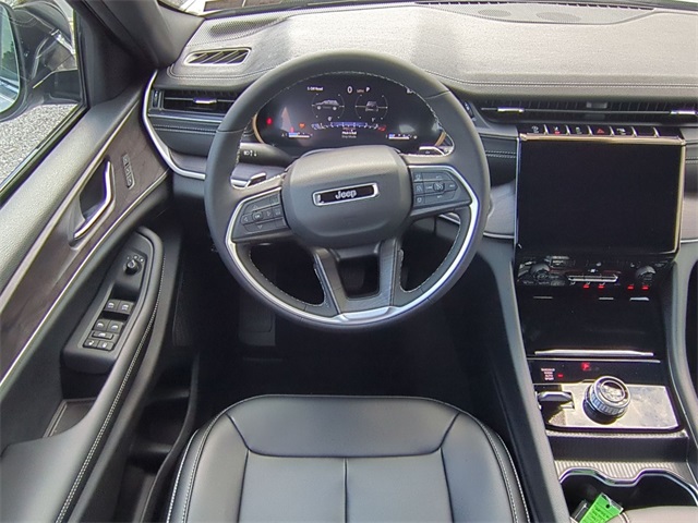 new 2025 Jeep Grand Cherokee car, priced at $40,195