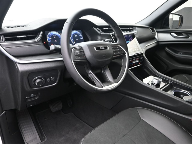 new 2025 Jeep Grand Cherokee car, priced at $38,025