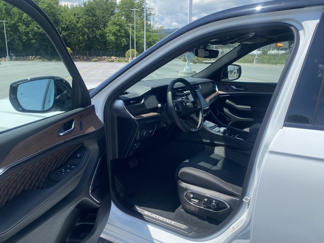 new 2025 Jeep Grand Cherokee car, priced at $52,050