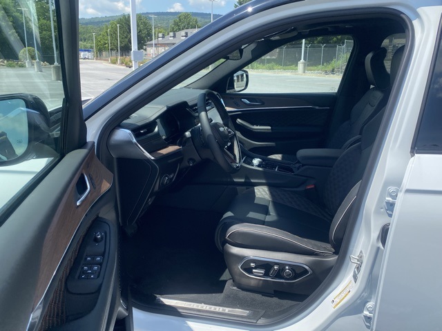 new 2025 Jeep Grand Cherokee car, priced at $52,050