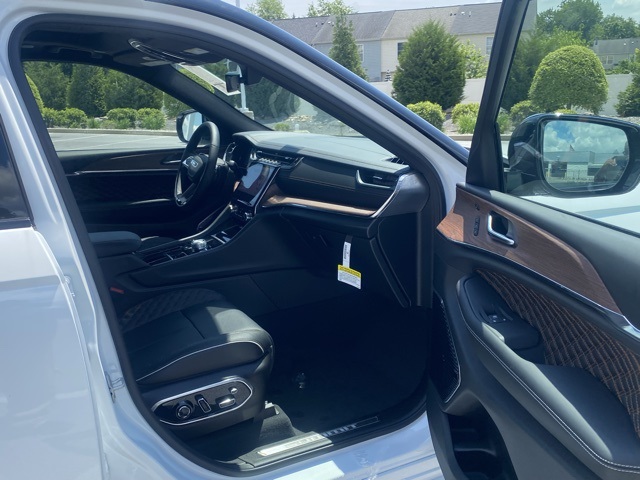 new 2025 Jeep Grand Cherokee car, priced at $52,050