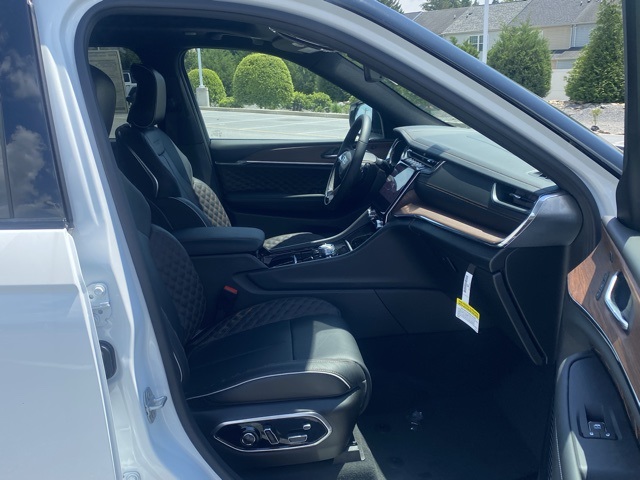 new 2025 Jeep Grand Cherokee car, priced at $52,050