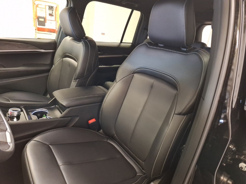 new 2025 Jeep Grand Cherokee car, priced at $43,631