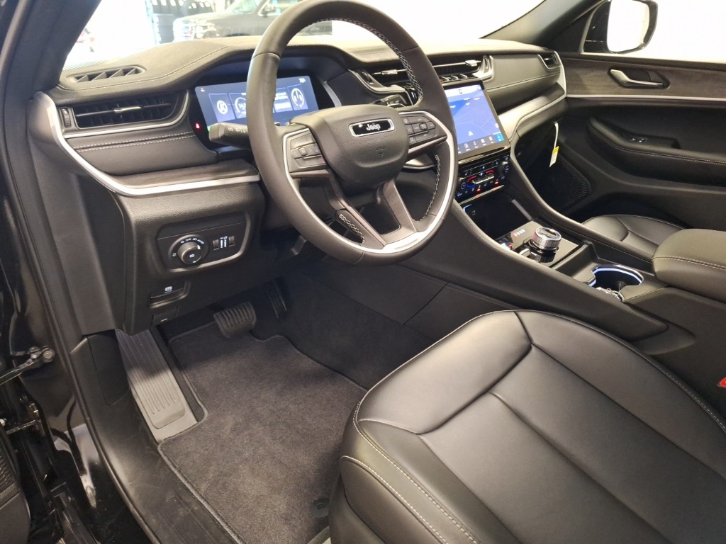 new 2025 Jeep Grand Cherokee car, priced at $43,631