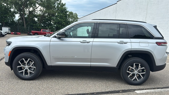 new 2025 Jeep Grand Cherokee car, priced at $45,025
