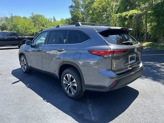 used 2023 Toyota Highlander car, priced at $38,000