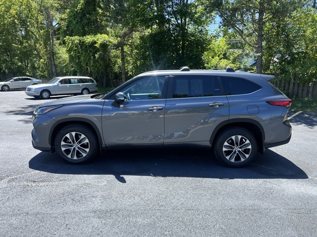 used 2023 Toyota Highlander car, priced at $38,000