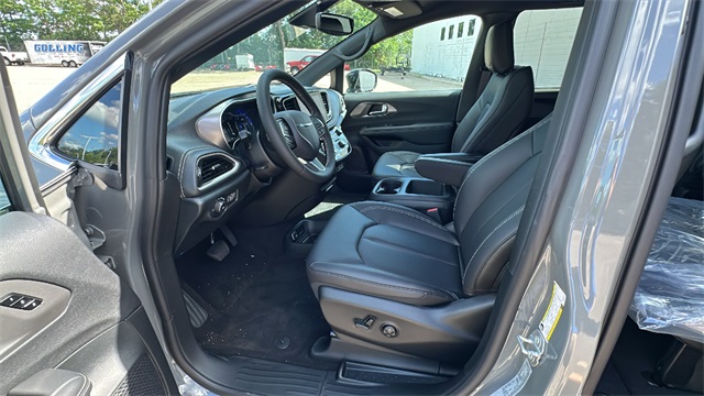 new 2025 Chrysler Pacifica car, priced at $43,581