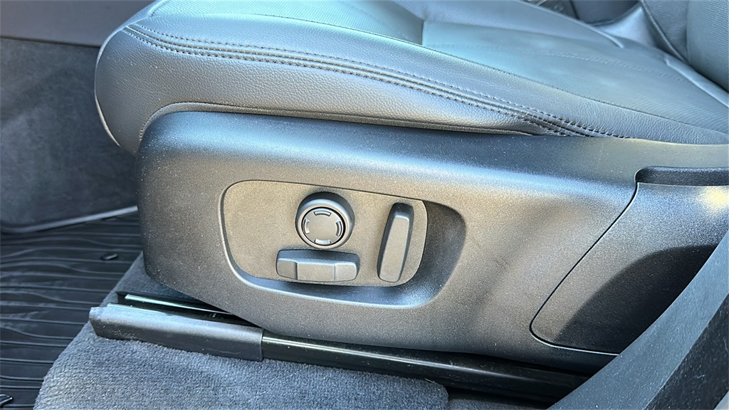 used 2025 Land Rover Range Rover Velar car, priced at $52,854