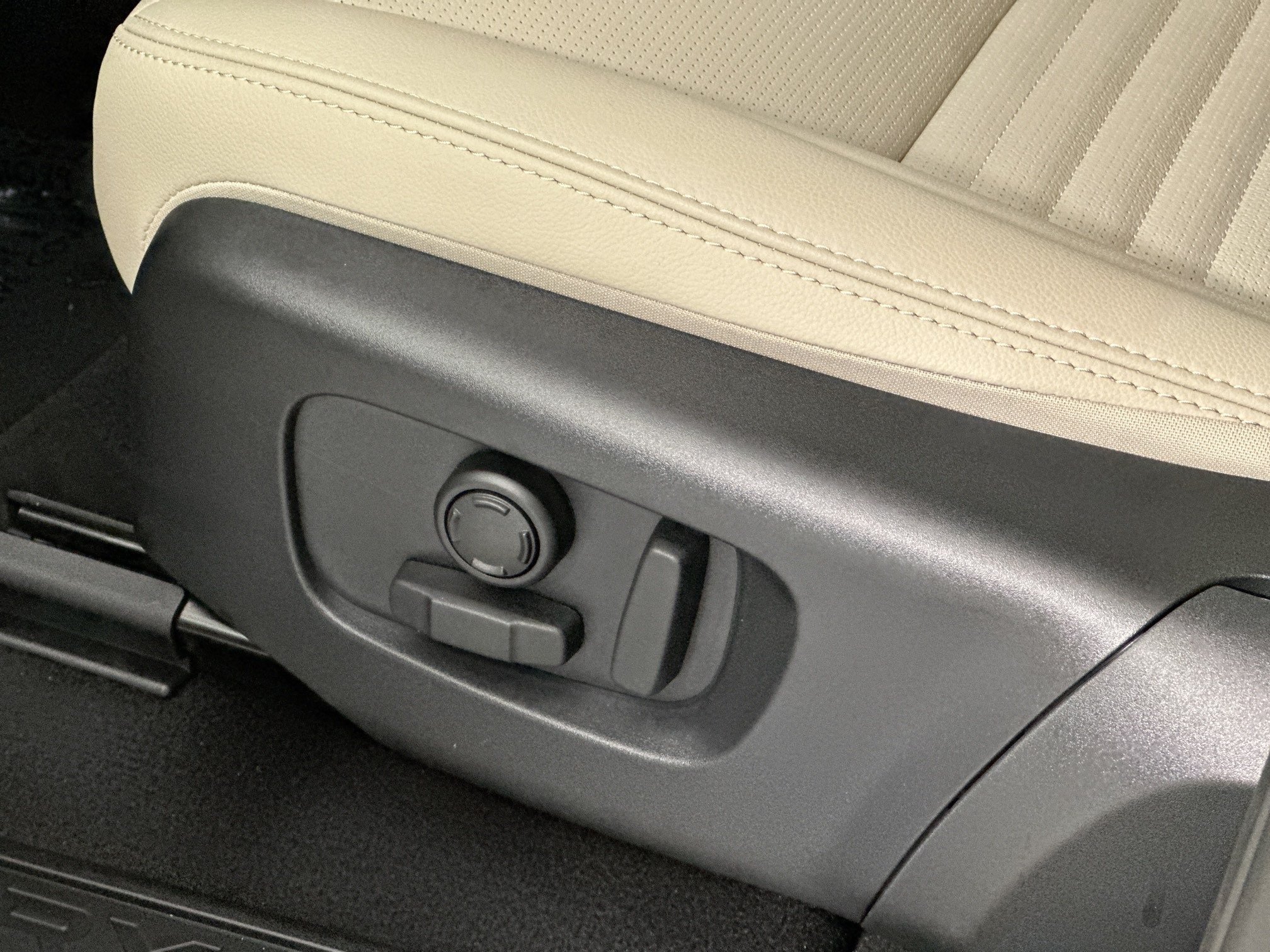 new 2025 Land Rover Discovery Sport car, priced at $39,995