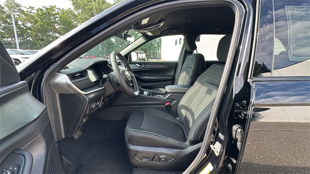 new 2025 Jeep Grand Cherokee car, priced at $42,179