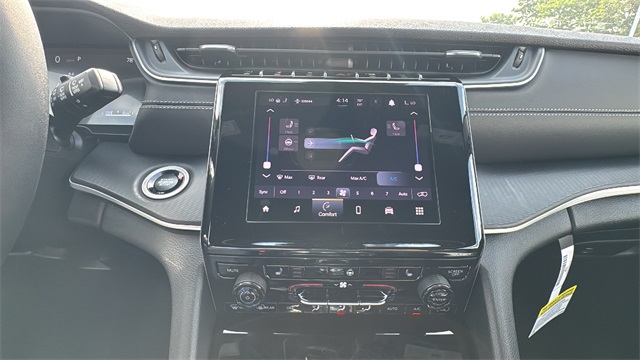 new 2025 Jeep Grand Cherokee car, priced at $42,179