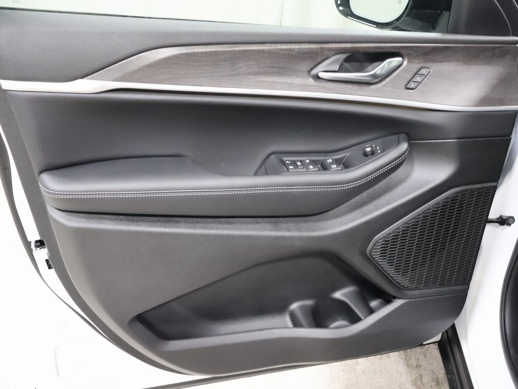 new 2025 Jeep Grand Cherokee car, priced at $52,282