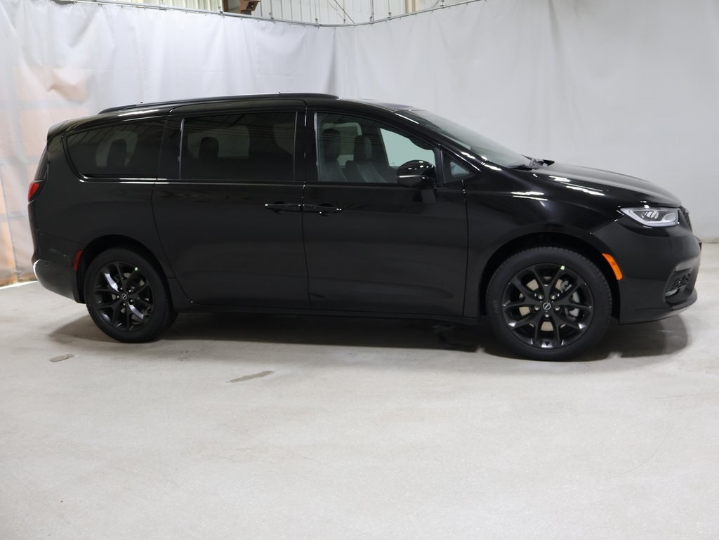 new 2025 Chrysler Pacifica car, priced at $52,364