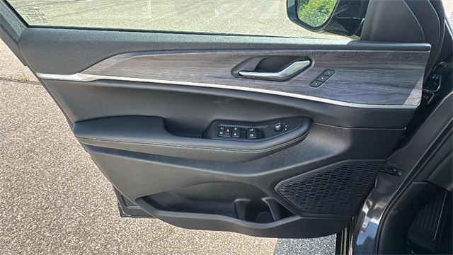 new 2025 Jeep Grand Cherokee car, priced at $46,275