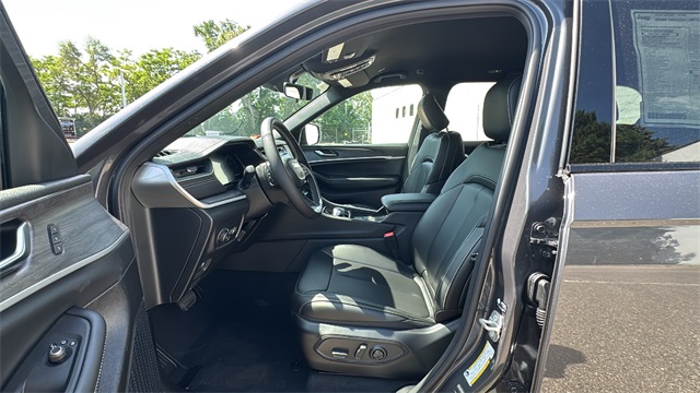 new 2025 Jeep Grand Cherokee car, priced at $46,275