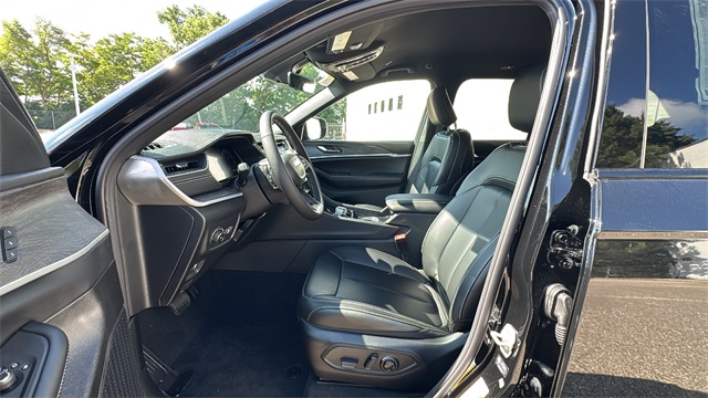 new 2025 Jeep Grand Cherokee car, priced at $45,912